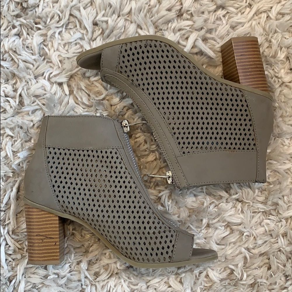 Report Tan open toed booties, size 7 - Picture 3 of 5